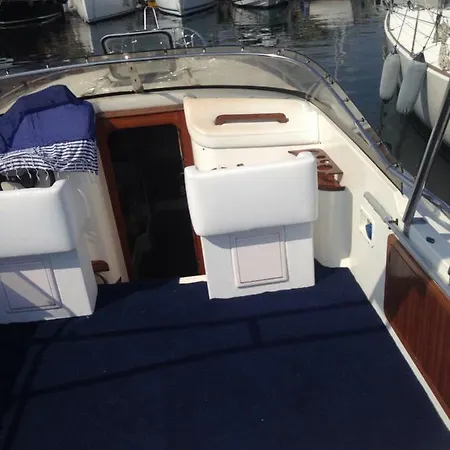 Botel Bed & Boat Suegno